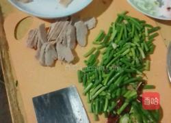 蒜苔炒回锅肉的做法图解1