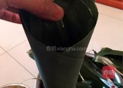 咸肉糯米牛角粽的做法图解5