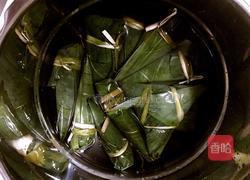 咸肉糯米牛角粽的做法图解10