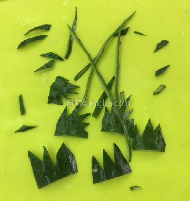黄瓜皮切出竹子的枝和叶。