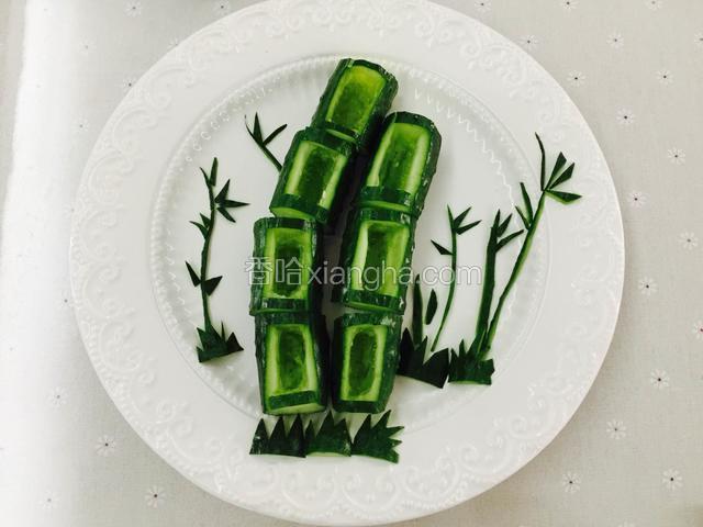 黄瓜做好的翠竹和枝叶摆在盆子中。