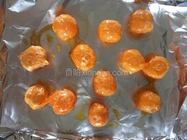 咸蛋黄放入烤箱烤5分钟，上下管150度