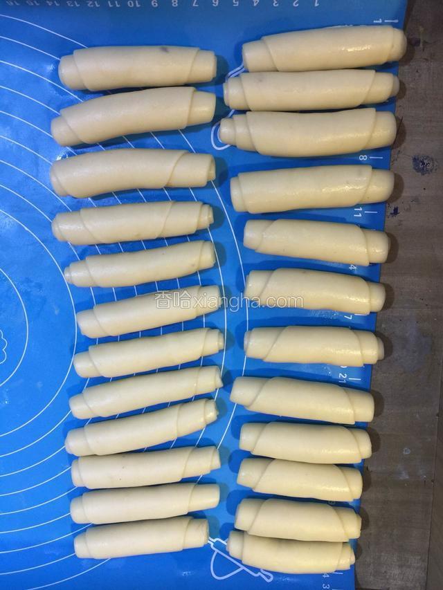全部弄好盖保鲜膜醒20分钟