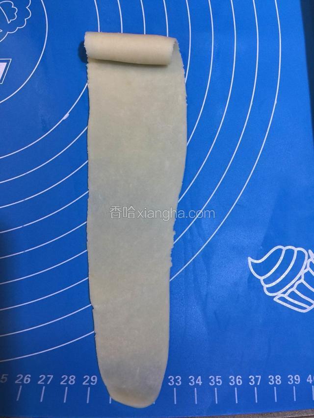 再取个面团进行第二次擀薄，卷起来，收好朝下