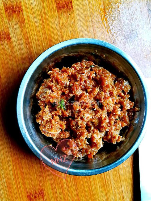 肉沫加葱花 料酒 糖 生抽 淀粉 一丢丢蚝油拌匀腌20分钟待用
