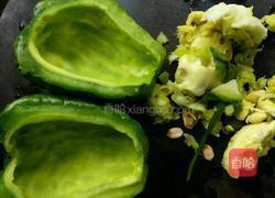 牛肉炒苦瓜的做法图解2