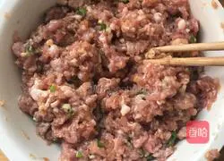 Illustration of how to make wontons stuffed with chives 1