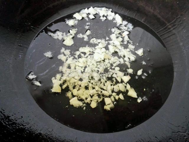 锅内油烧热，放入提前剁好的蒜泥煸炒香