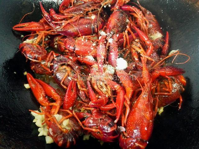 加入少许盐，生抽，糖，蒜蓉辣椒酱一闪调味