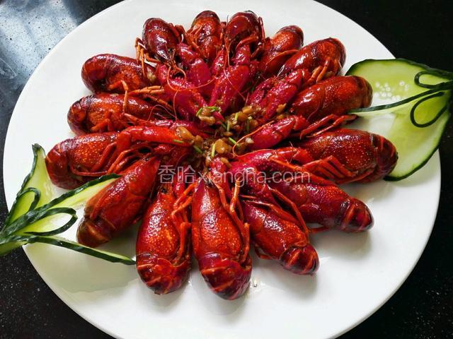 把龙虾盛出摆在盘子里，旁边用切好的黄瓜作点缀