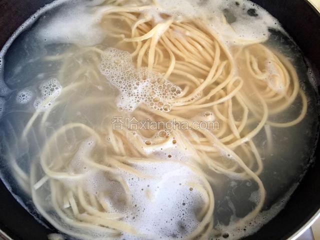 水开后添一碗清水，再煮开，煮熟就可以捞出来了（不知道熟不熟时，可以捞起一根面条，掐断中间没有白芯就可以了）。