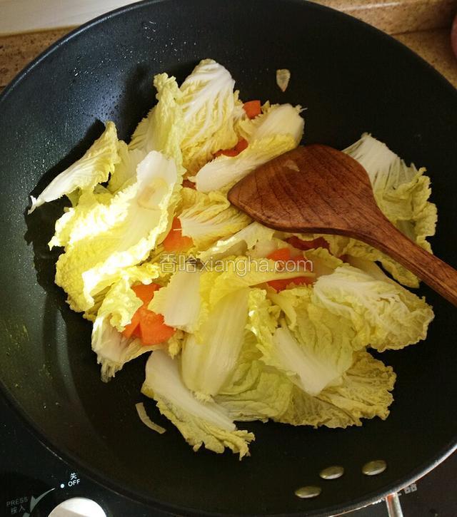 倒入白菜大火翻炒