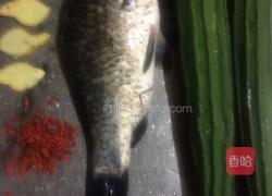 丝瓜枸杞鲫鱼汤的做法图解1