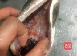 丝瓜枸杞鲫鱼汤的做法图解2