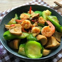 草菇丝瓜炒虾球的做法[图]