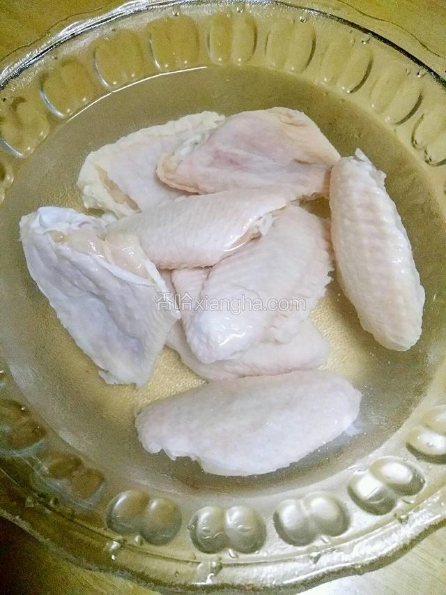 鸡翅中泡去血水洗净