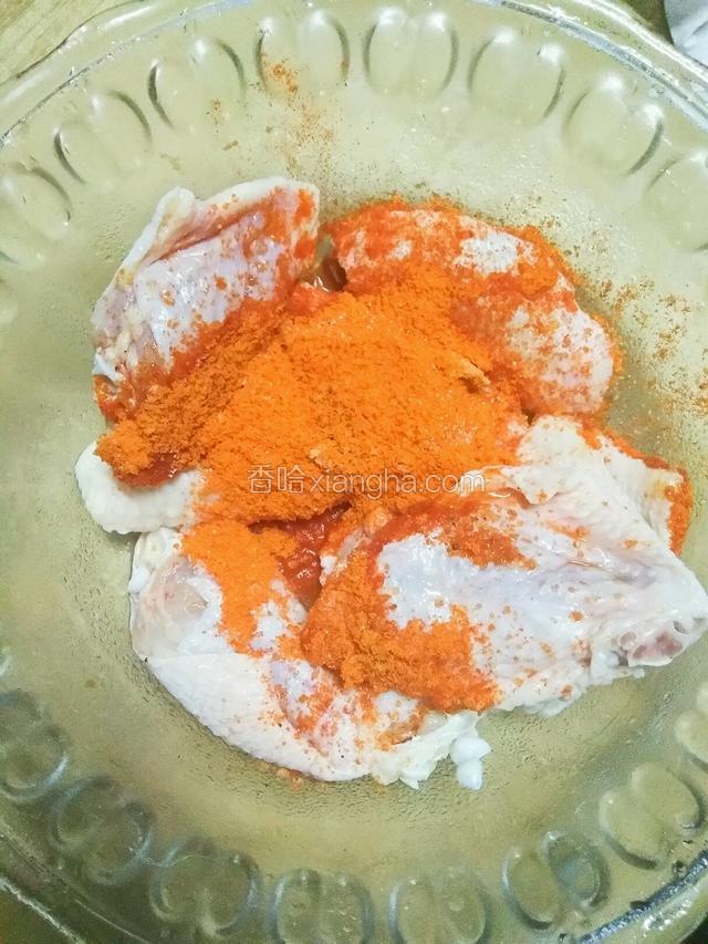 翅中沥去水分，倒入料酒和腌制料。