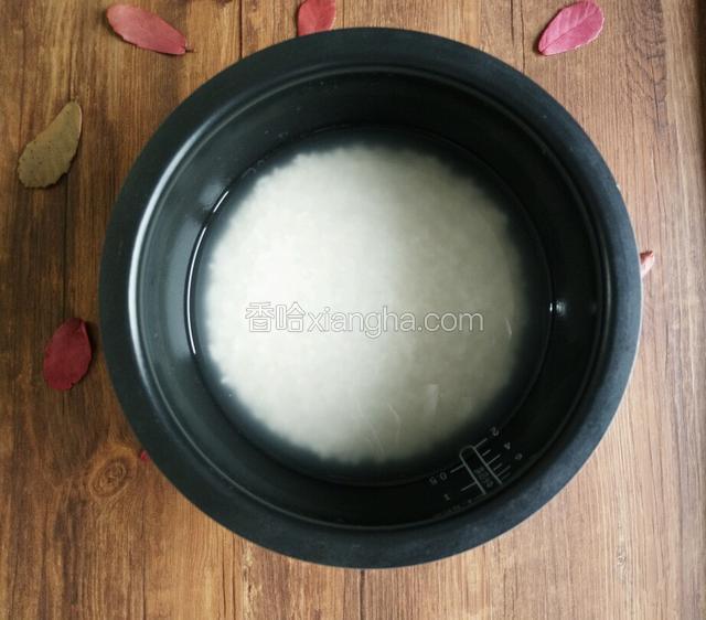 大米清洗后时间充裕可以浸泡半个小时，放入平时焖饭的水量即可。