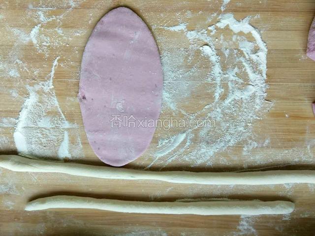 面发酵好以后，切成小挤子，把面擀成长条，作为螃蟹的腿