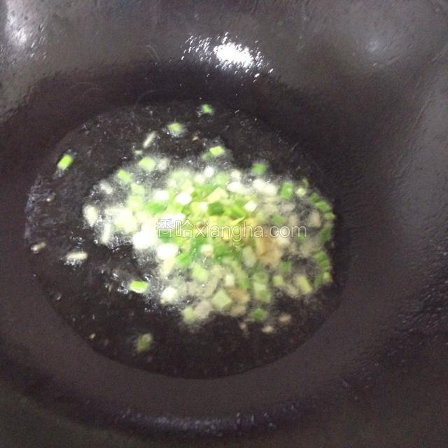 炒锅烧热放油，先把葱姜炒香