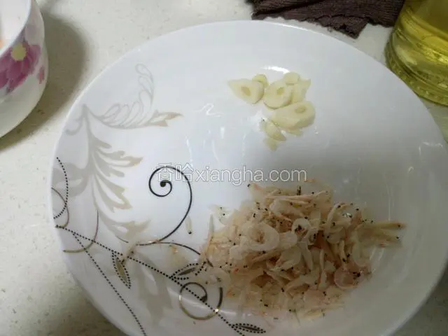 虾皮洗净备用。蒜切片。