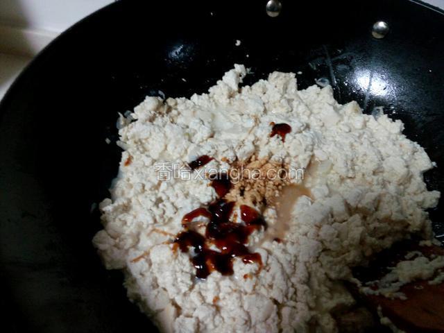 加蚝油、酱油调味，翻炒均匀。
