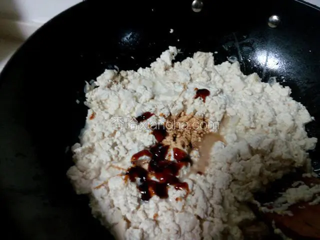加蚝油、酱油调味，翻炒均匀。