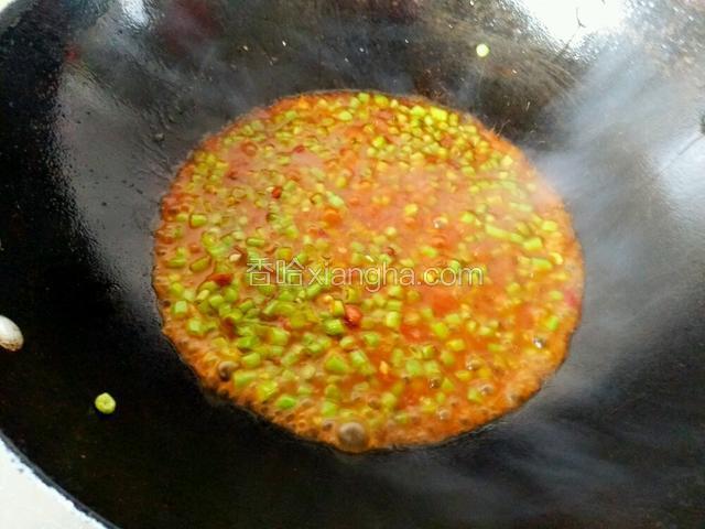翻炒出黄油加入少量清水小火熬一会儿