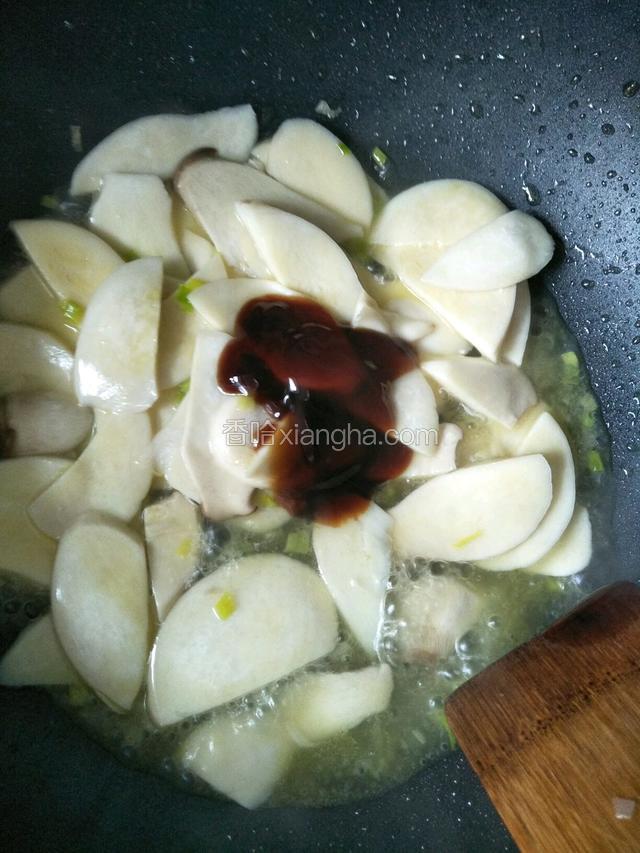 加适量蚝油翻炒