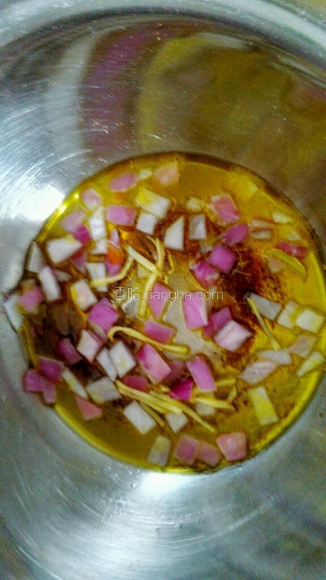 锅加油，放入姜丝，元葱爆香