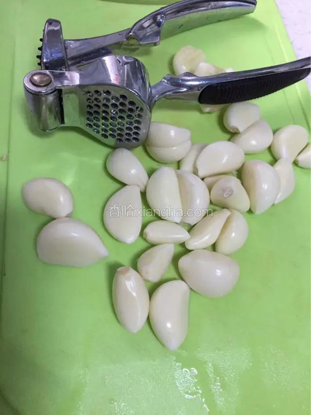 准备大蒜两头 剥皮洗净
