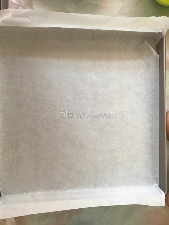 准备烤盘，并铺上一层油纸备用。