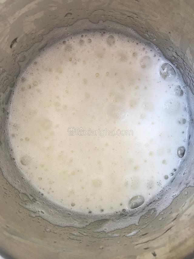 蛋白中加几滴白醋打发，分三次加入细砂糖。