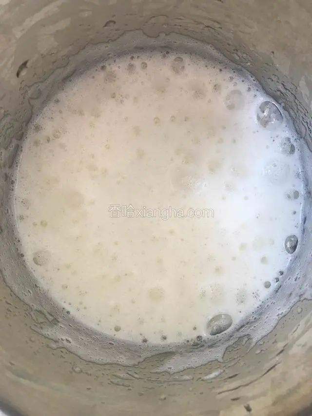 蛋白中加几滴白醋打发，分三次加入细砂糖。