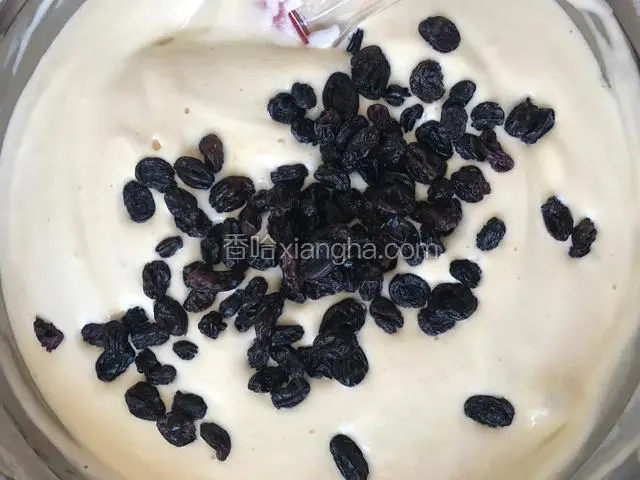 加入葡萄干，翻拌均匀。
