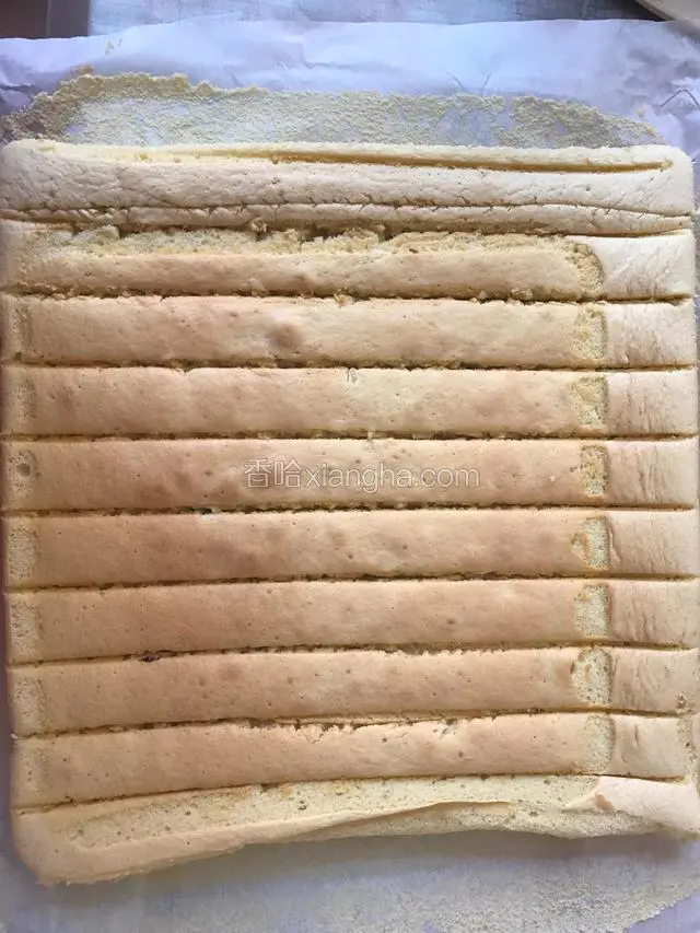 然后再盖上油纸翻过来，用刀划几道，不要划段。也可以在蛋糕面上抹上喜欢吃的酱或奶油后再卷。