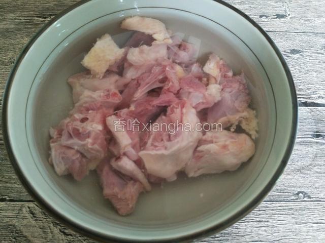 将斩好的鸭肉放入清水中侵泡去血水