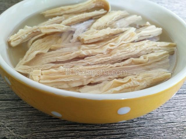 腐竹用冷水慢泡两个小时以上