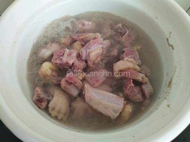 小锅中烧开水放入鸭肉焯水捞起