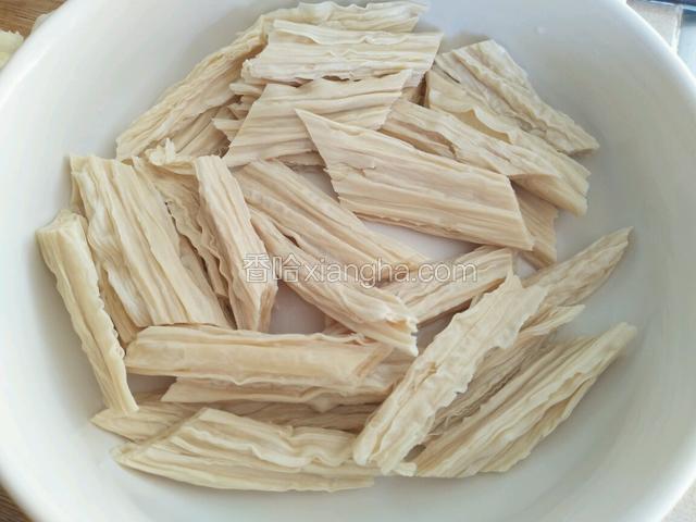 将泡好的腐竹斜刀切段
