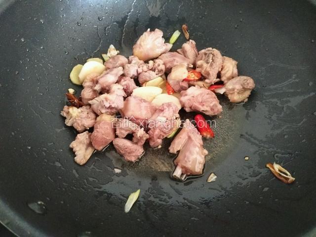 放入鸭肉爆炒出油