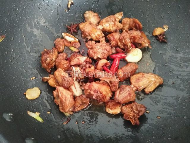 此时加入一勺红烧汁和味极鲜酱油翻炒均匀上色