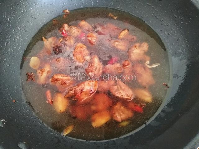 加入一碗清水盖过鸭肉