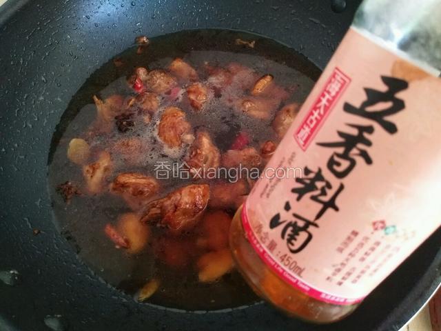 陆续加入一勺料酒