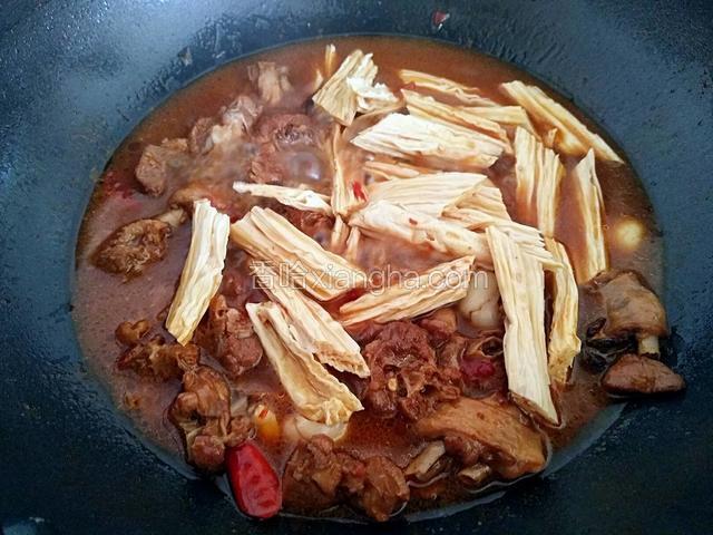 待汤汁还有一半时加入腐竹和少许食盐（可以尝一下，如果盐够了也可不加，因为调味料中均含盐）