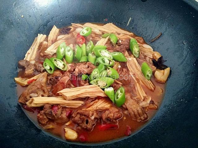 再加入杭椒大火收汁