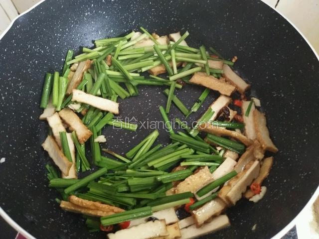 此时放入韭菜一起翻炒