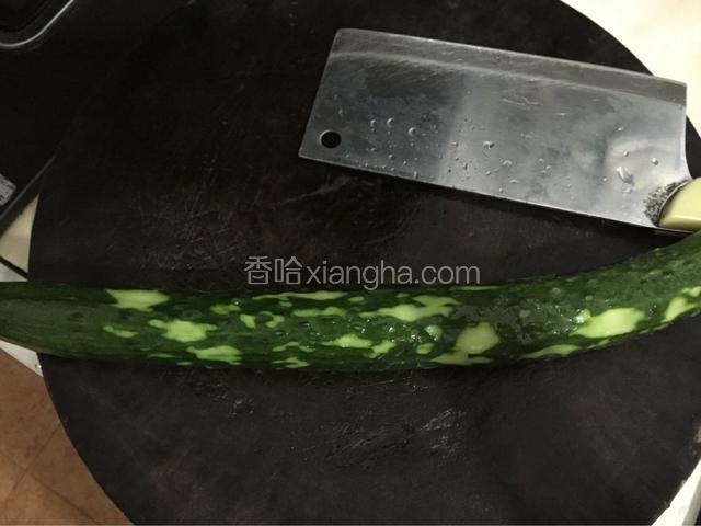 青瓜稍刮掉表皮的刺，洗干净，切掉头尾。