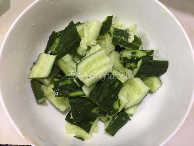 切成段，放进大碗中。（尽量选择深一点的大碗便于搅拌）