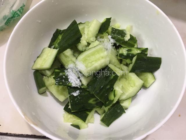 加入1小勺的盐拌匀，腌制一会使青瓜入味。